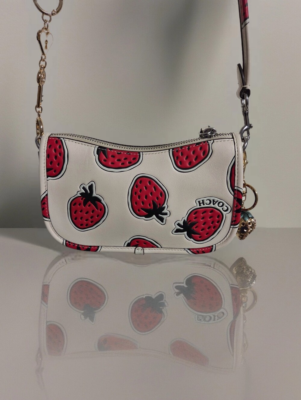 Coach Swinger Bag 20 With Strawberry Print CT881. Glove Tanned Leather Chalk - Picture 2 of 9